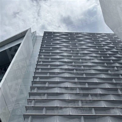 Balla Taobh amuigh painéil Miotail Aonair atá tíosach ar fhuinneamh